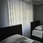 Edi's Apartments-cozy In The Center Tirana