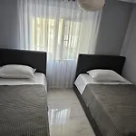 Edi's Apartments-cozy In The Center Tirana