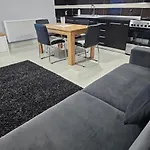 Lägenhet Edi's Apartments-cozy In The Center Tirana