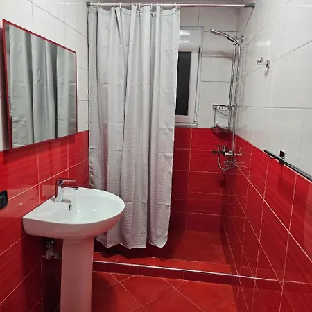 Edi's Apartments-cozy In The Center Тирана