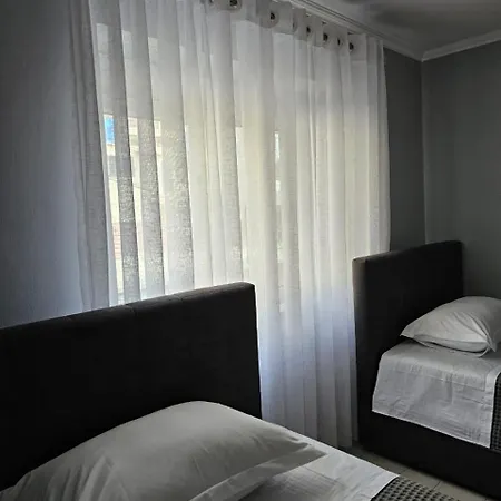 Edi's Apartments-cozy In The Center Тирана