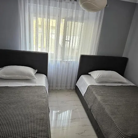 Edi's Apartments-cozy In The Center Тирана