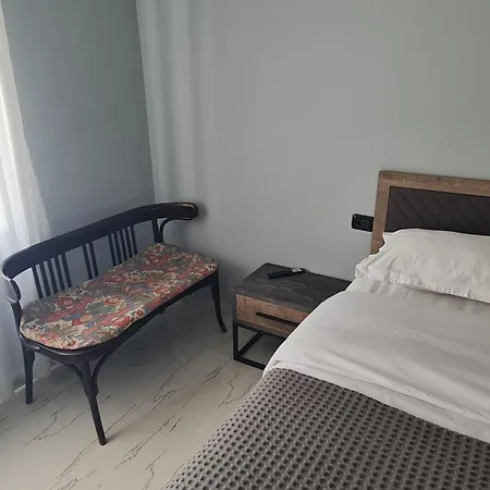Edi's Apartments-cozy In The Center Tirana