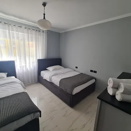 Edi's Apartment-cozy In The Center Tirana