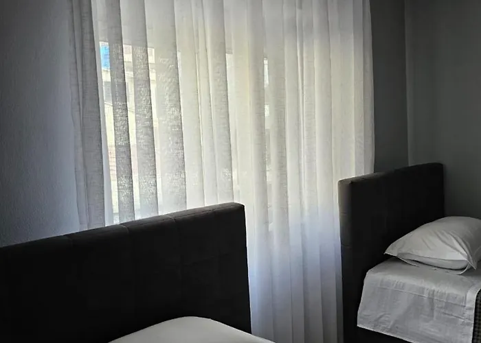 Edi's Apartments-cozy In The Center Tirana